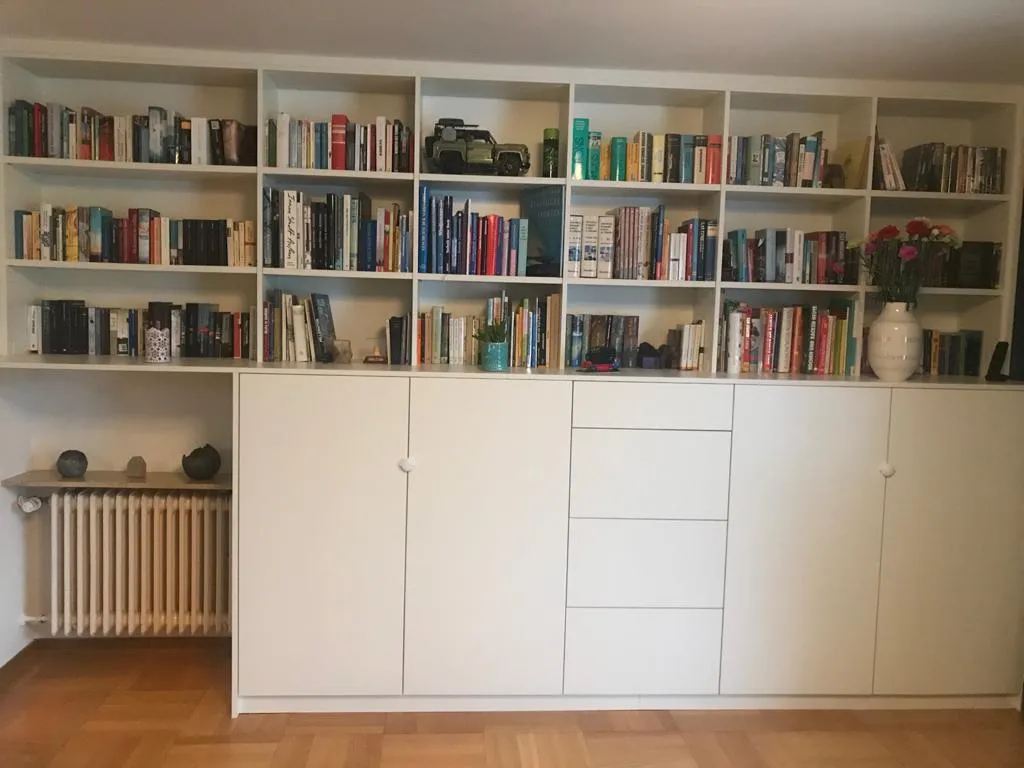 Bücherregal