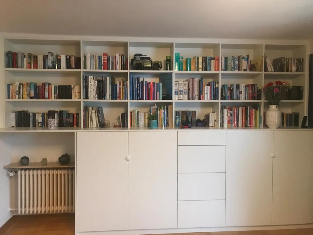 Bücherregal